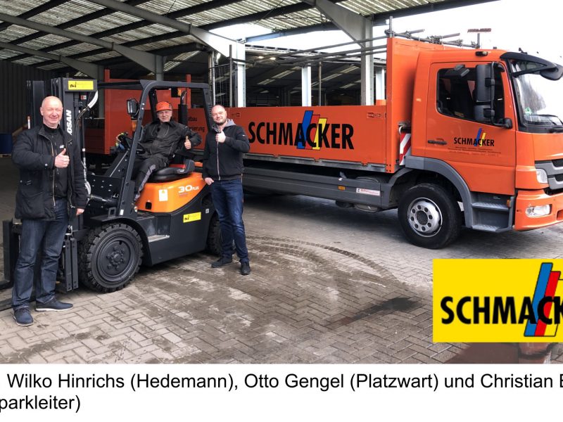 Ein Doosan D30 zum Verladen von Gerüstbauteilen