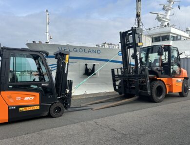 Cuxhaven – Helgoland Reederei mit neuen Mietstaplern