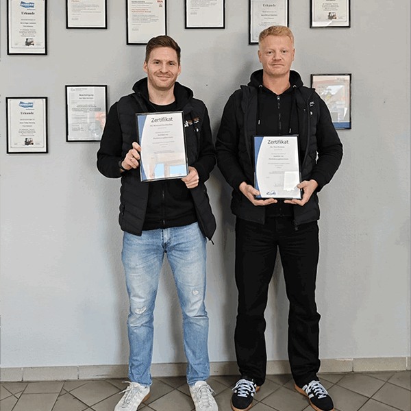 Neue Ausbilder im Team – Tim Perduns und Reinhard Grotlüschen bestehen Ausbildung für Gabelstaplerschulung